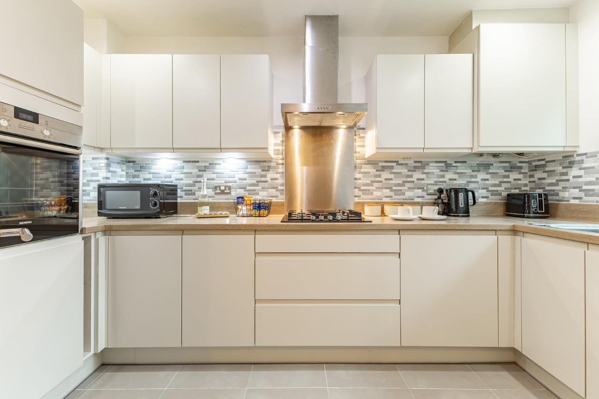 Heathrow House With Parking - Sleeps 5 Near M25, Virginia Water, Thorpe Park & Legoland, Mid To Long Term Bookings Welcome Holiday home