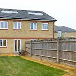Heathrow House With Parking - Sleeps 5 Near M25, Virginia Water, Thorpe Park & Legoland, Mid To Long Term Bookings Welcome