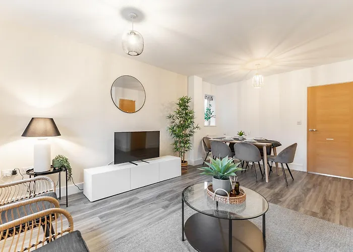 Heathrow House With Parking - Sleeps 5 Near M25, Virginia Water, Thorpe Park & Legoland, Mid To Long Term Bookings Welcome