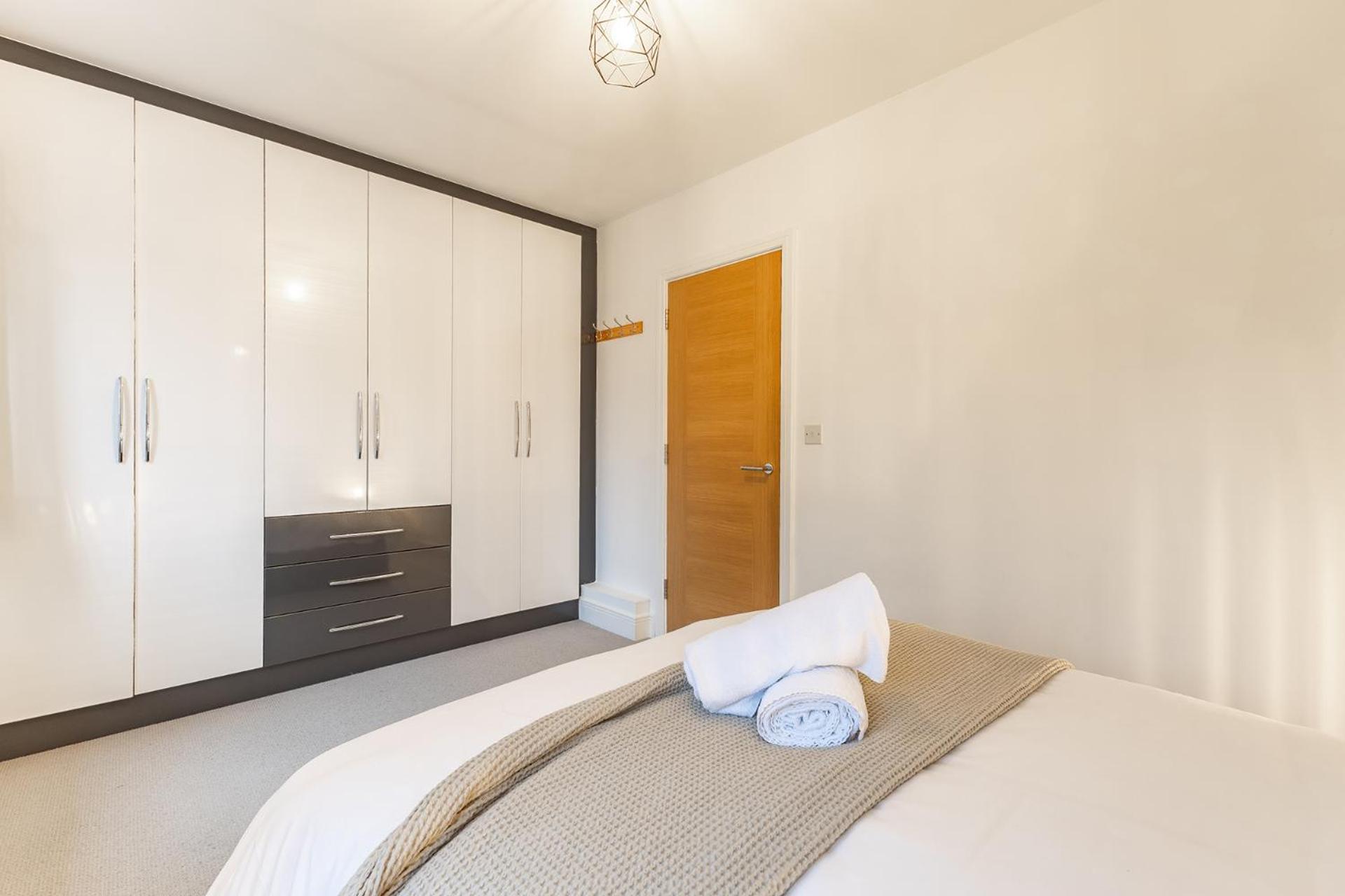 Heathrow House With Parking - Sleeps 5 Near M25, Virginia Water, Thorpe Park & Legoland, Mid To Long Term Bookings Welcome * Stanwell