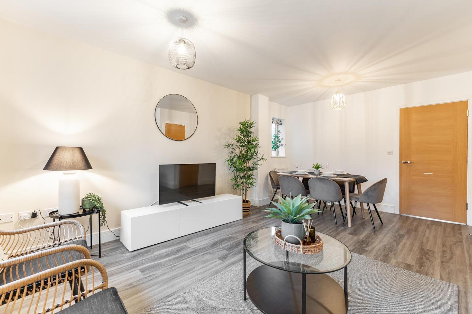 Heathrow House With Parking - Sleeps 5 Near M25, Virginia Water, Thorpe Park & Legoland, Mid To Long Term Bookings Welcome