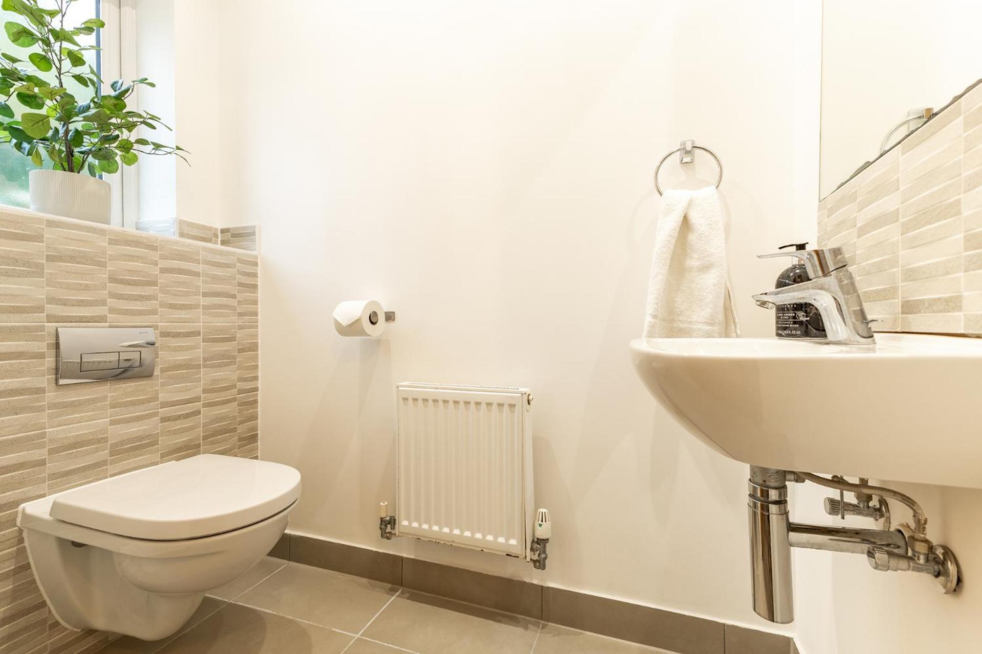 Heathrow House With Parking - Sleeps 5 Near M25, Virginia Water, Thorpe Park & Legoland, Mid To Long Term Bookings Welcome Holiday home Stanwell