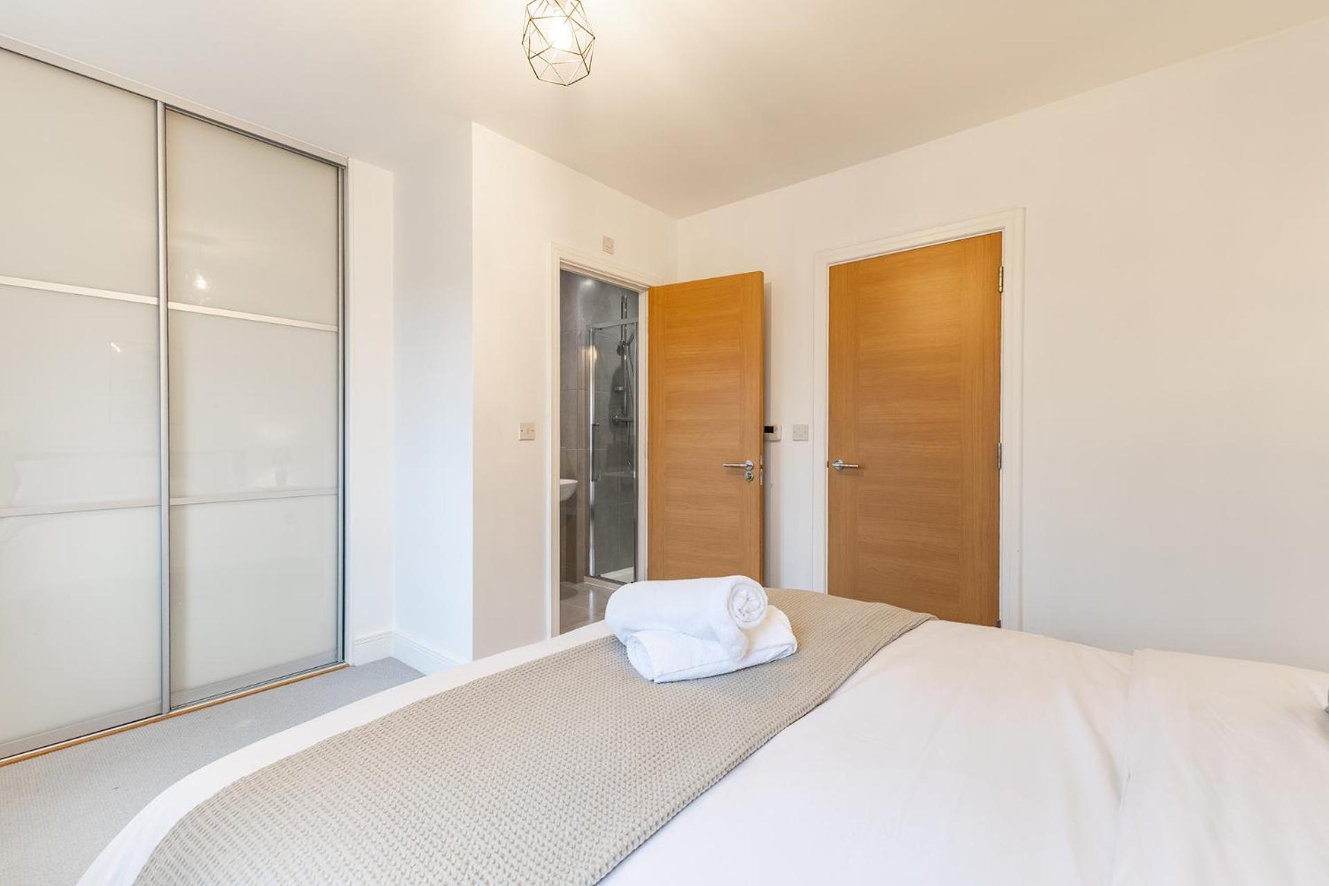 Heathrow House With Parking - Sleeps 5 Near M25, Virginia Water, Thorpe Park & Legoland, Mid To Long Term Bookings Welcome Holiday home