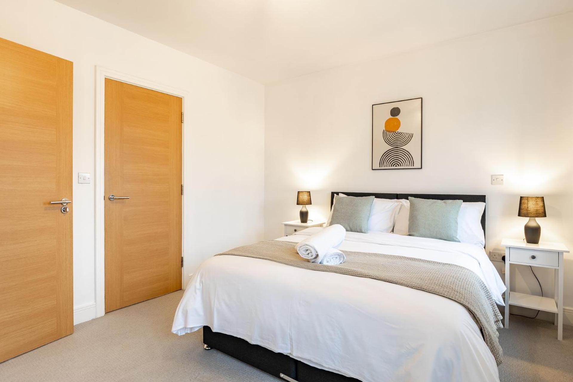 Heathrow House With Parking - Sleeps 5 Near M25, Virginia Water, Thorpe Park & Legoland, Mid To Long Term Bookings Welcome Stanwell