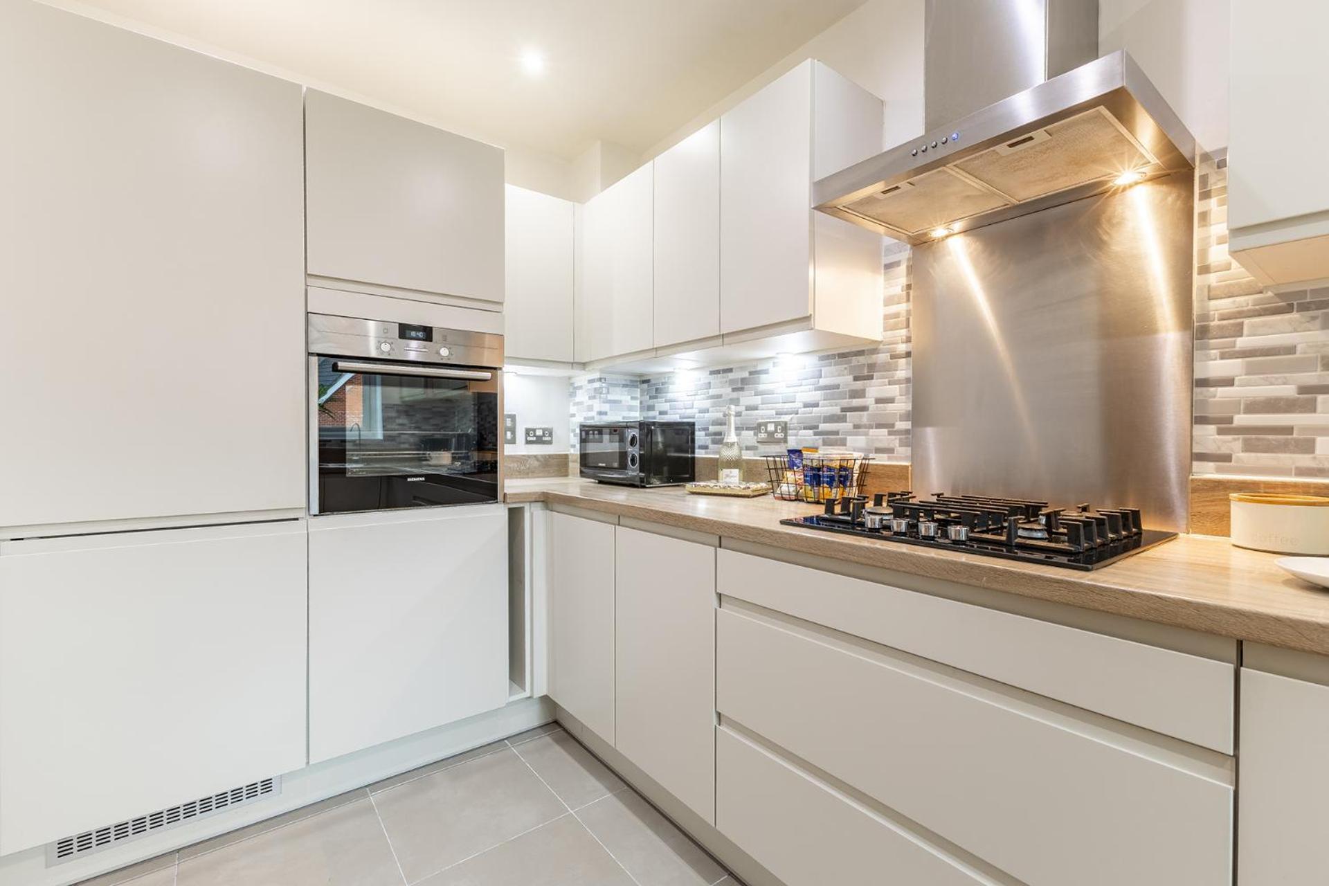 Heathrow House With Parking - Sleeps 5 Near M25, Virginia Water, Thorpe Park & Legoland, Mid To Long Term Bookings Welcome *