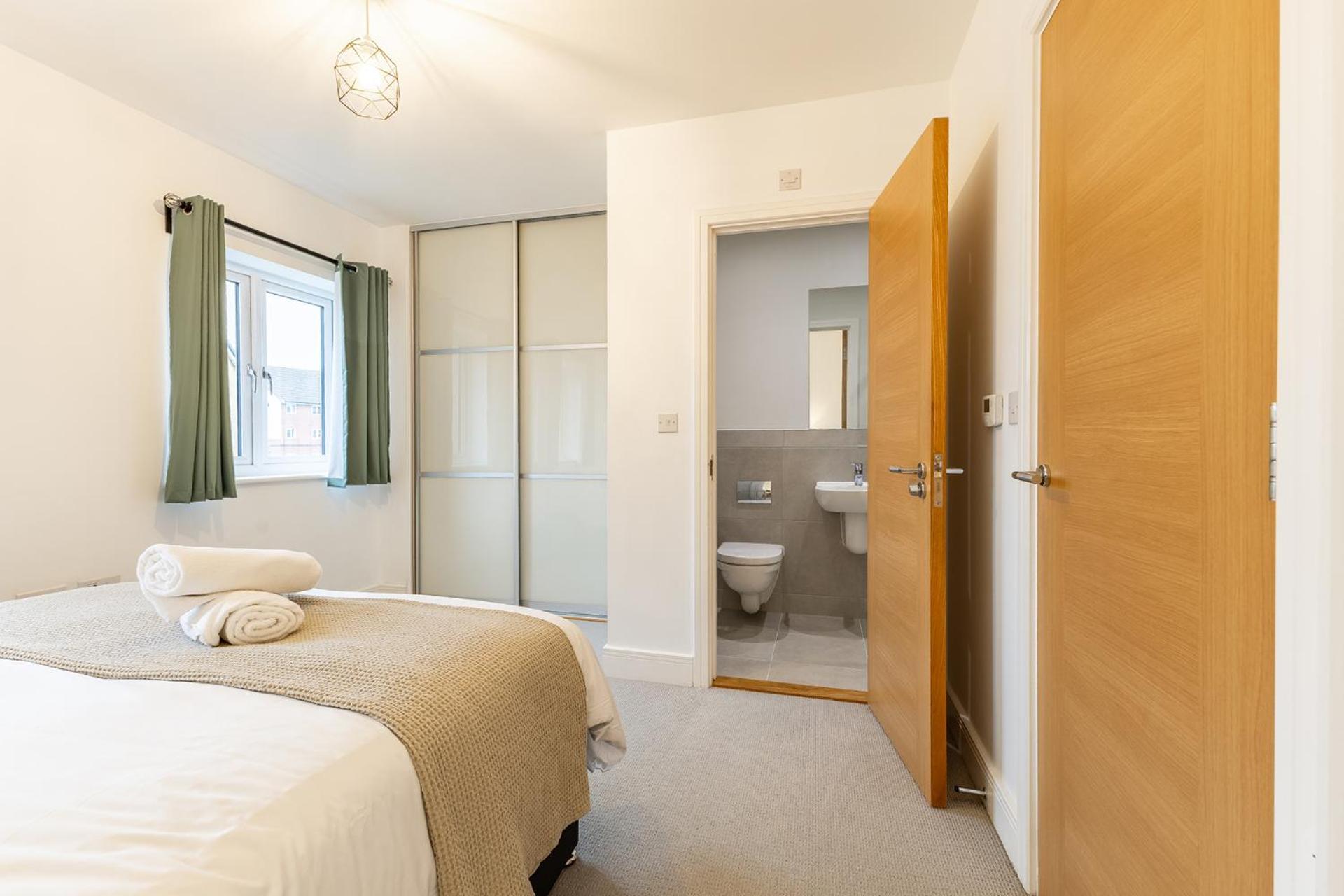 Holiday home Heathrow House With Parking - Sleeps 5 Near M25, Virginia Water, Thorpe Park & Legoland, Mid To Long Term Bookings Welcome