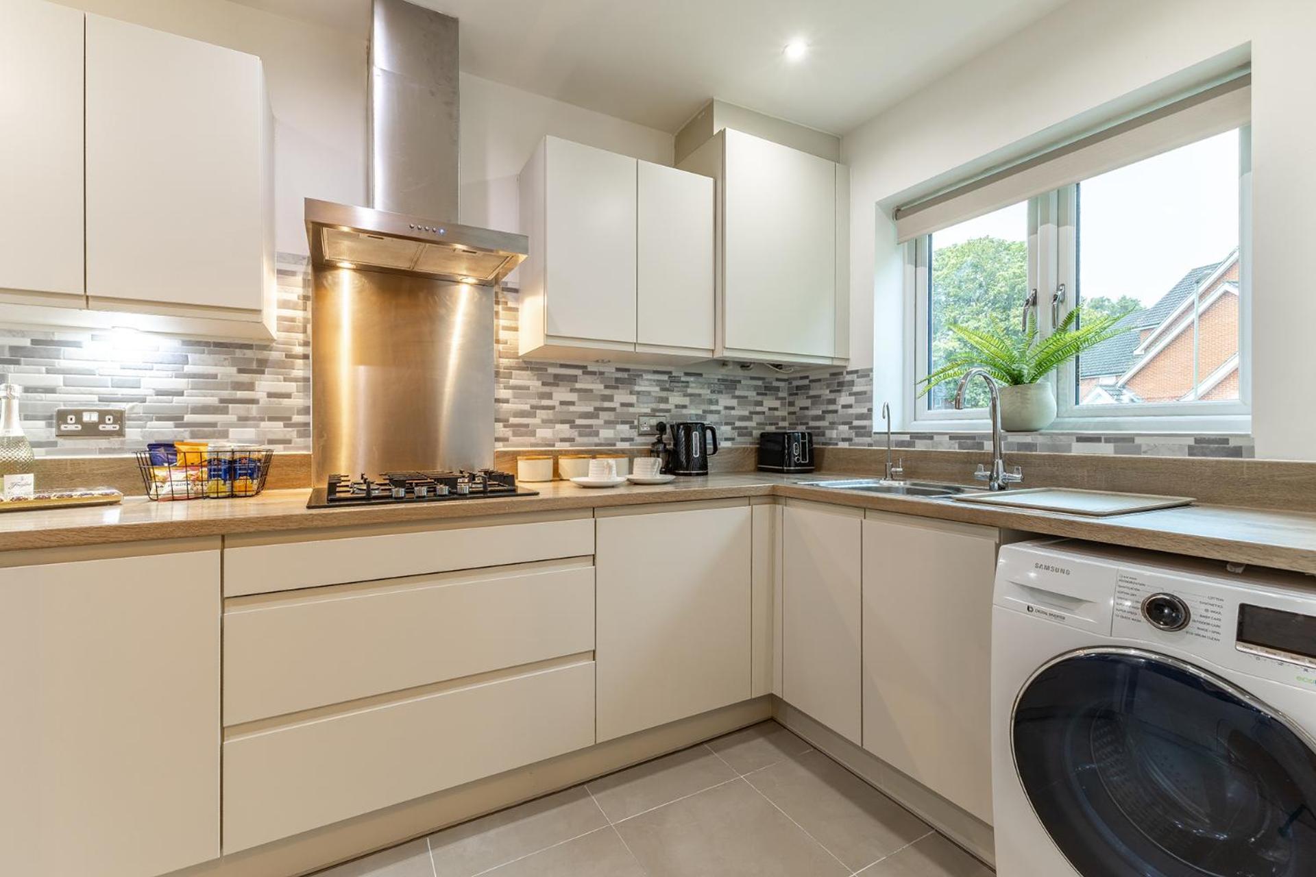 Heathrow House With Parking - Sleeps 5 Near M25, Virginia Water, Thorpe Park & Legoland, Mid To Long Term Bookings Welcome *