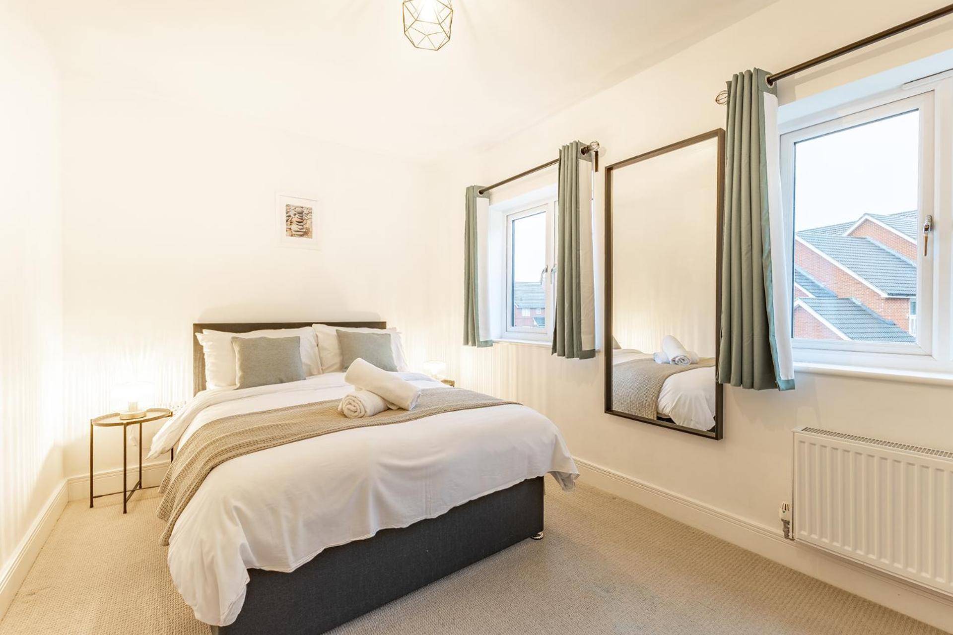 Holiday home Heathrow House With Parking - Sleeps 5 Near M25, Virginia Water, Thorpe Park & Legoland, Mid To Long Term Bookings Welcome Stanwell