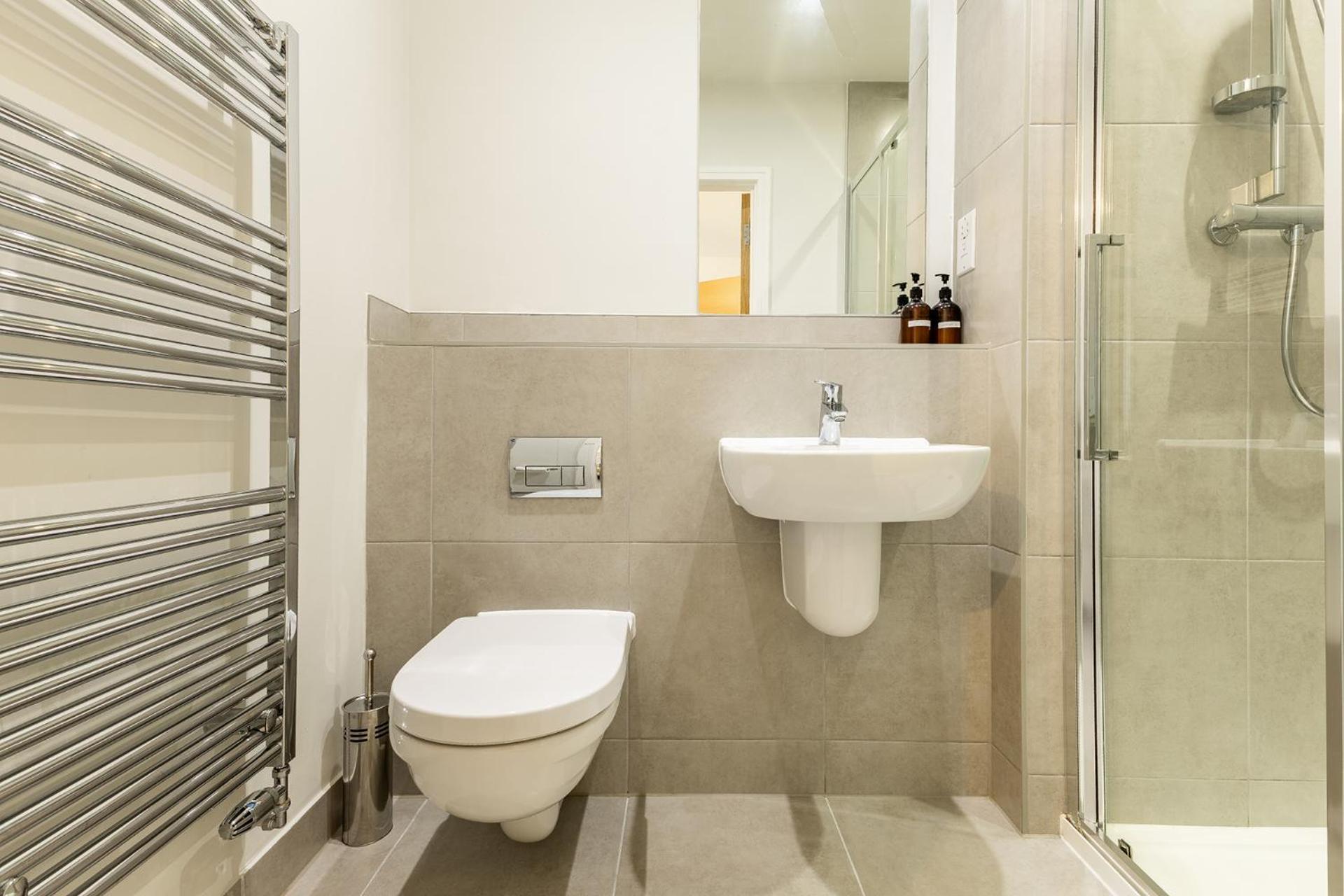 Heathrow House With Parking - Sleeps 5 Near M25, Virginia Water, Thorpe Park & Legoland, Mid To Long Term Bookings Welcome * Stanwell